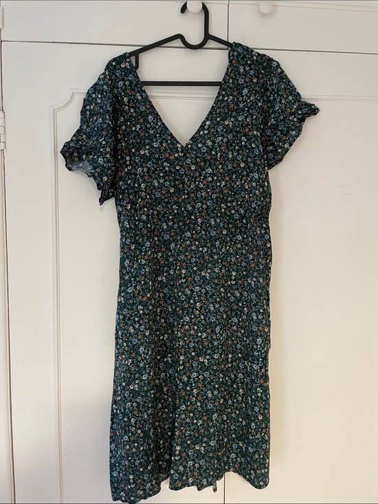 Reitmans Dresses & Skirts - Reitmans Dark Green Floral V-Neck Midi Dress